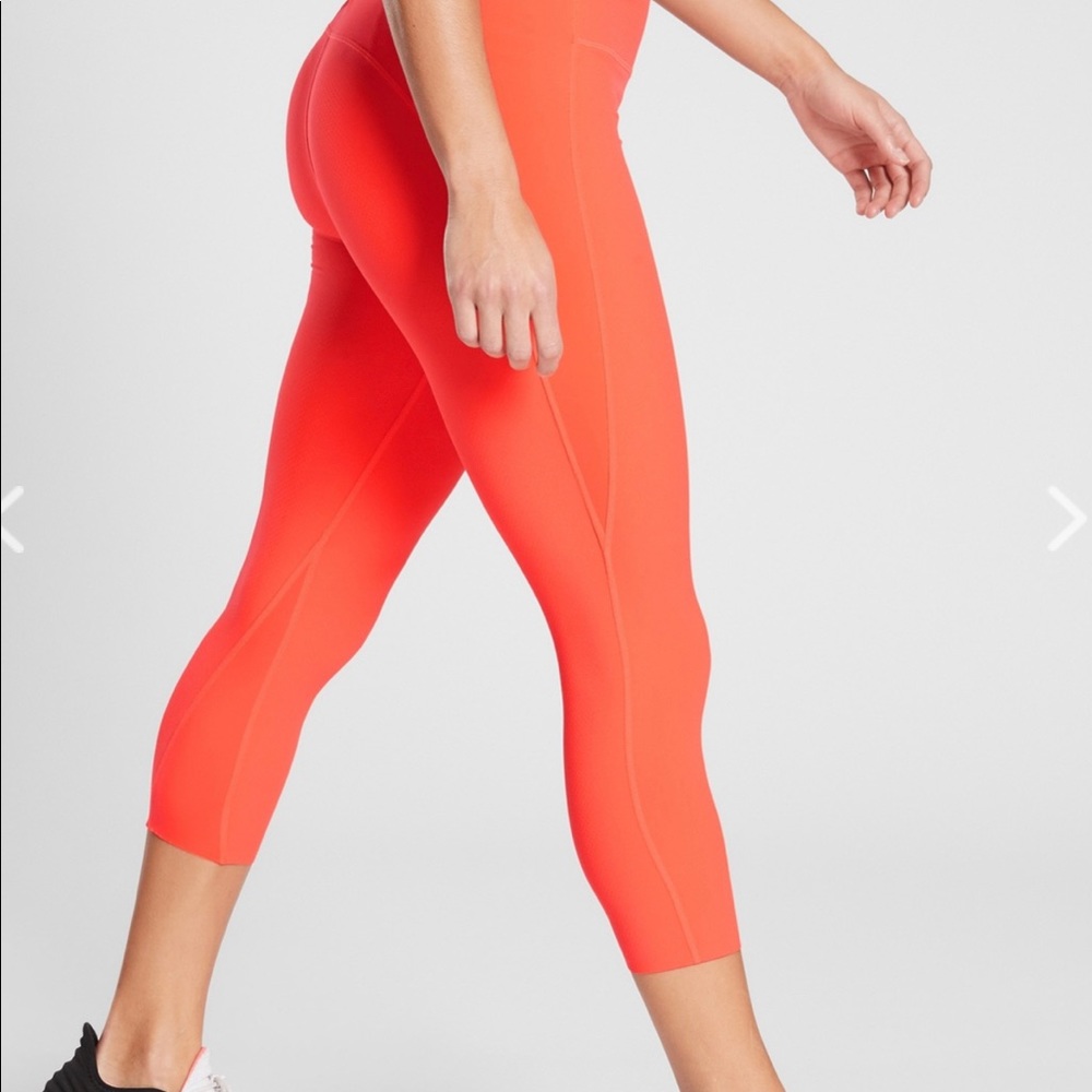 Athleta Ultimate Dobby Mesh Capri, size MT
